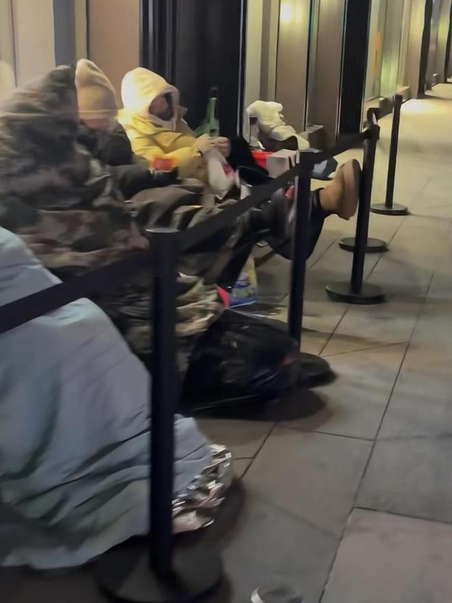 北京SKP老铺黄金现抢购热潮，有人凌晨到商场排队，还有顾客排7小时没买到“心仪款”，店员：部分畅销款已断货