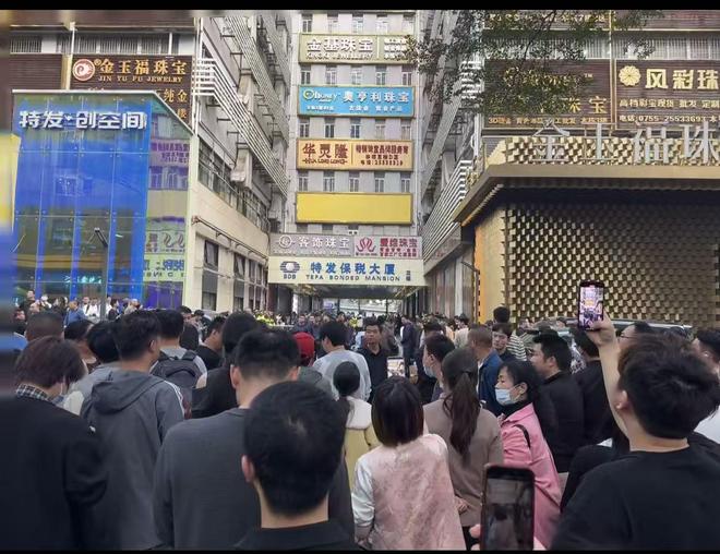 北京SKP老铺黄金现抢购热潮，有人凌晨到商场排队，还有顾客排7小时没买到“心仪款”，店员：部分畅销款已断货
