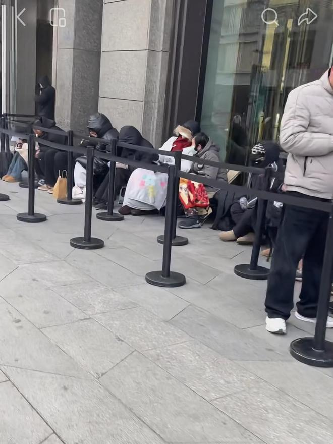 北京SKP老铺黄金现抢购热潮，有人凌晨到商场排队，还有顾客排7小时没买到“心仪款”，店员：部分畅销款已断货