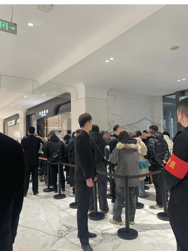 北京SKP老铺黄金现抢购热潮，有人凌晨到商场排队，还有顾客排7小时没买到“心仪款”，店员：部分畅销款已断货