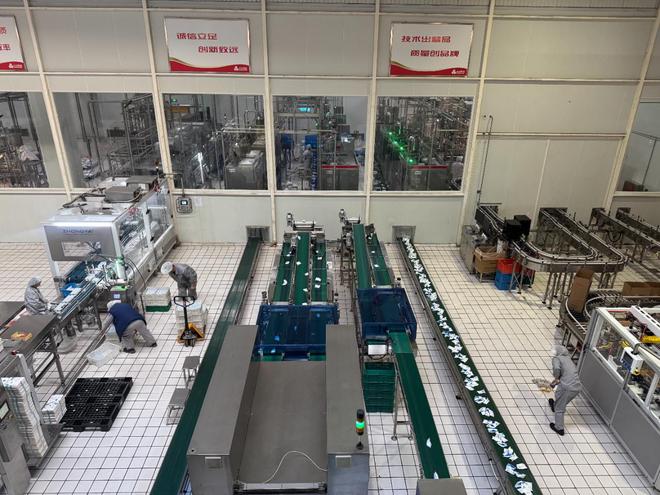 ​鲜奶夜间生产、单日最大产能1200吨……记者探访北京三元工厂