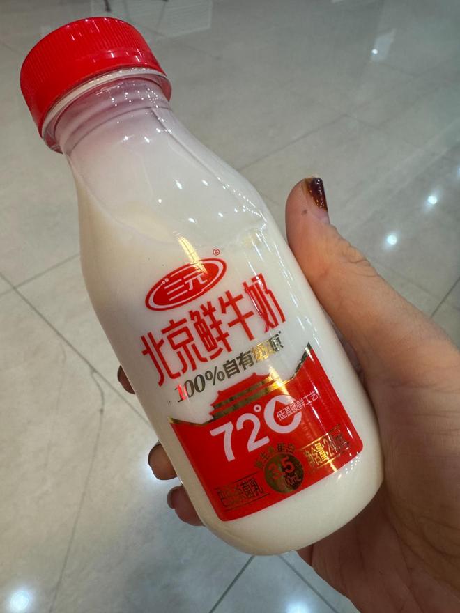 ​鲜奶夜间生产、单日最大产能1200吨……记者探访北京三元工厂