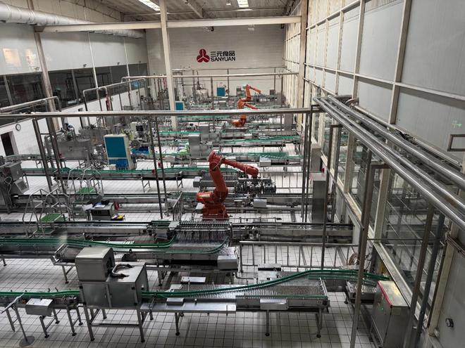 ​鲜奶夜间生产、单日最大产能1200吨……记者探访北京三元工厂