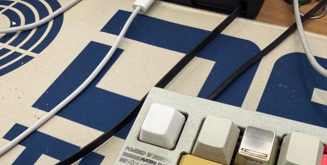 卖数据线卖出快300亿市值，商业爽文都不敢这么写吧。。。