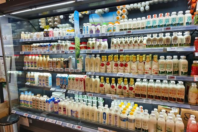 冷柜里的不一定是巴氏鲜牛奶！“超巴奶”存销售乱象，消费者吐槽分不清｜3·15调查