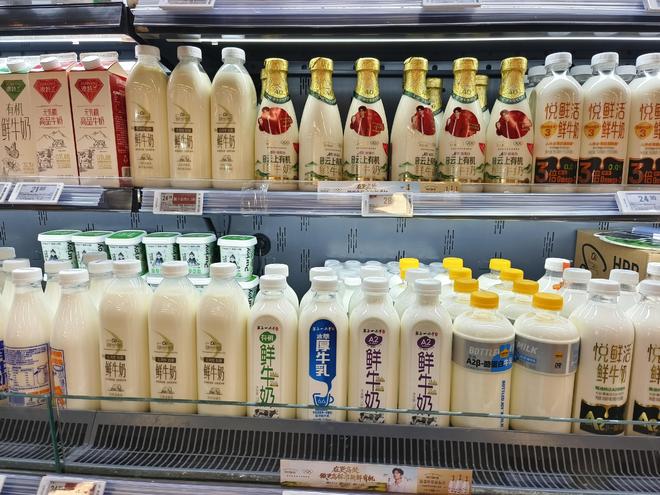冷柜里的不一定是巴氏鲜牛奶！“超巴奶”存销售乱象，消费者吐槽分不清｜3·15调查